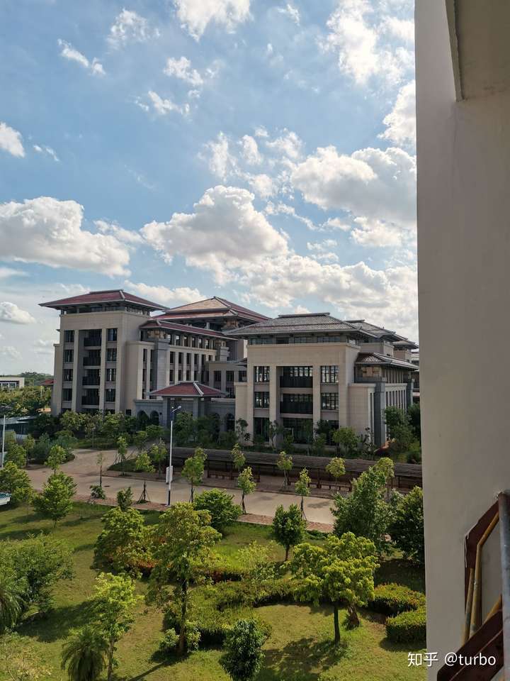 海南师范大学的图书馆或教室环境如何?是否适合上自习