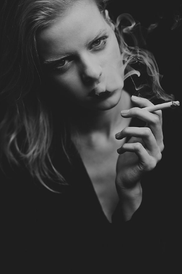 有没有抽烟女生的壁纸或照片?