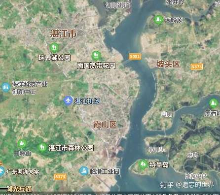 而且湛江的地理条件不太好,市区中间隔着一片海