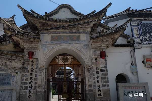 几乎没有像佛寺,清真寺那样与本地化建筑风格相融合?