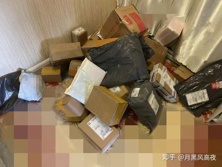 没想到控制不住自己,把自己变成了羊毛…… 家里堆了一堆快递箱,我妈