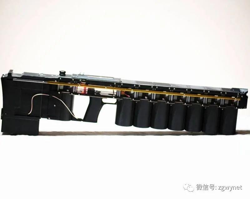 anvil高斯步枪发射特制钢弹,在结构上,它的枪管实际上主要由一个电磁