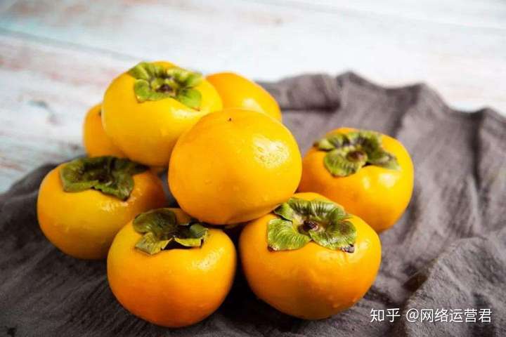 相信不少人都听过这样一句歇后语:"老太太吃柿子,专挑软的捏