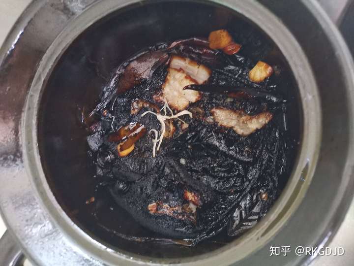 自己第一次做菜把锅烧没了,肉黑了,厨房差点爆炸