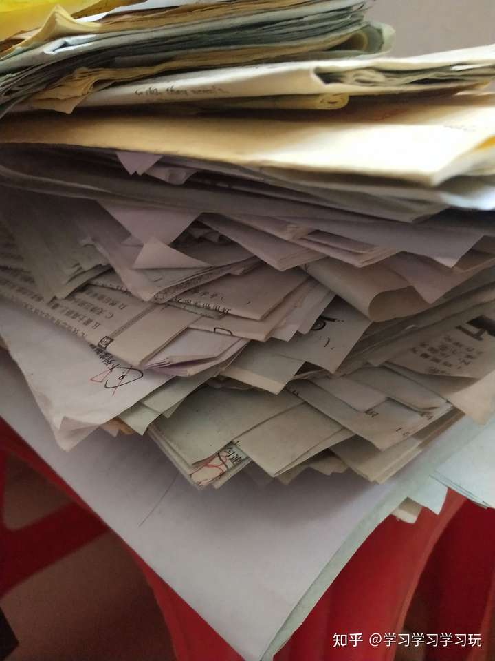 谢邀 这真是一个好问题 这是我中考模拟的试卷,而在高中这照片的一沓