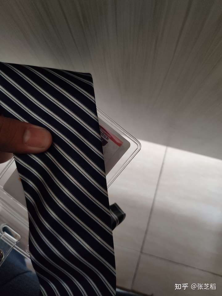 是的,你没看错,还有工牌和领带.