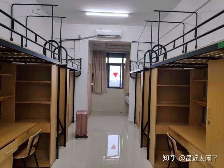 扬州大学广陵学院的宿舍条件如何?校区内有哪些生活设施?