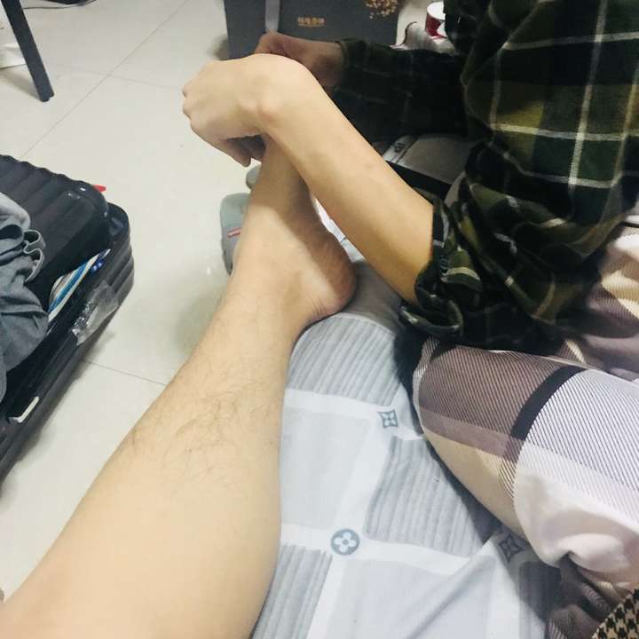 男生挠男生脚心是一种怎样的体验?