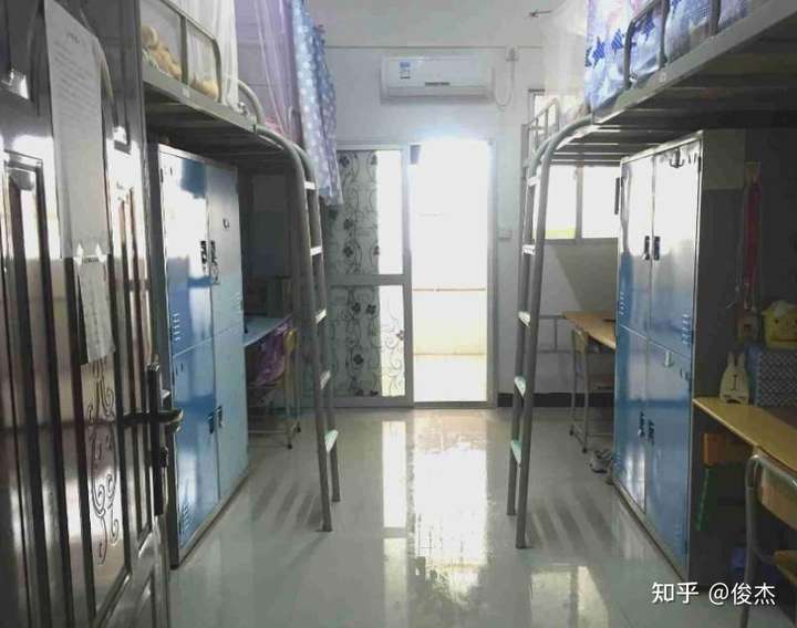 湘潭医卫职业技术学院的宿舍条件如何?校区内有哪些生活设施?
