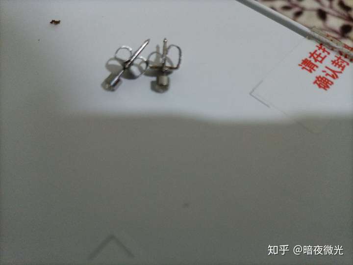 耳钉的蝴蝶扣怎么取呜一个下午都没取下来