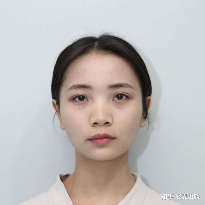 鼻子塌的女孩怎样由丑变美