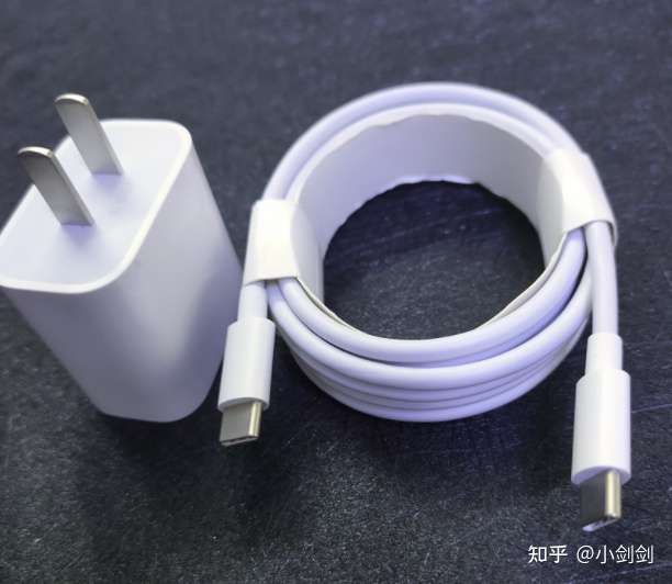 ipad2020自带充电头和苹果12配套那个149元的充电头一