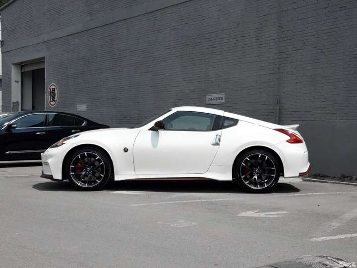 日产370z 3.7l,344马力,v6,前置后驱,2550轴距