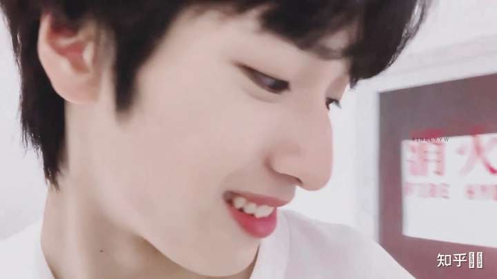 仔细想来,我感觉是严浩翔的笑容给我捶进坑底的,跟他在舞台上的样子