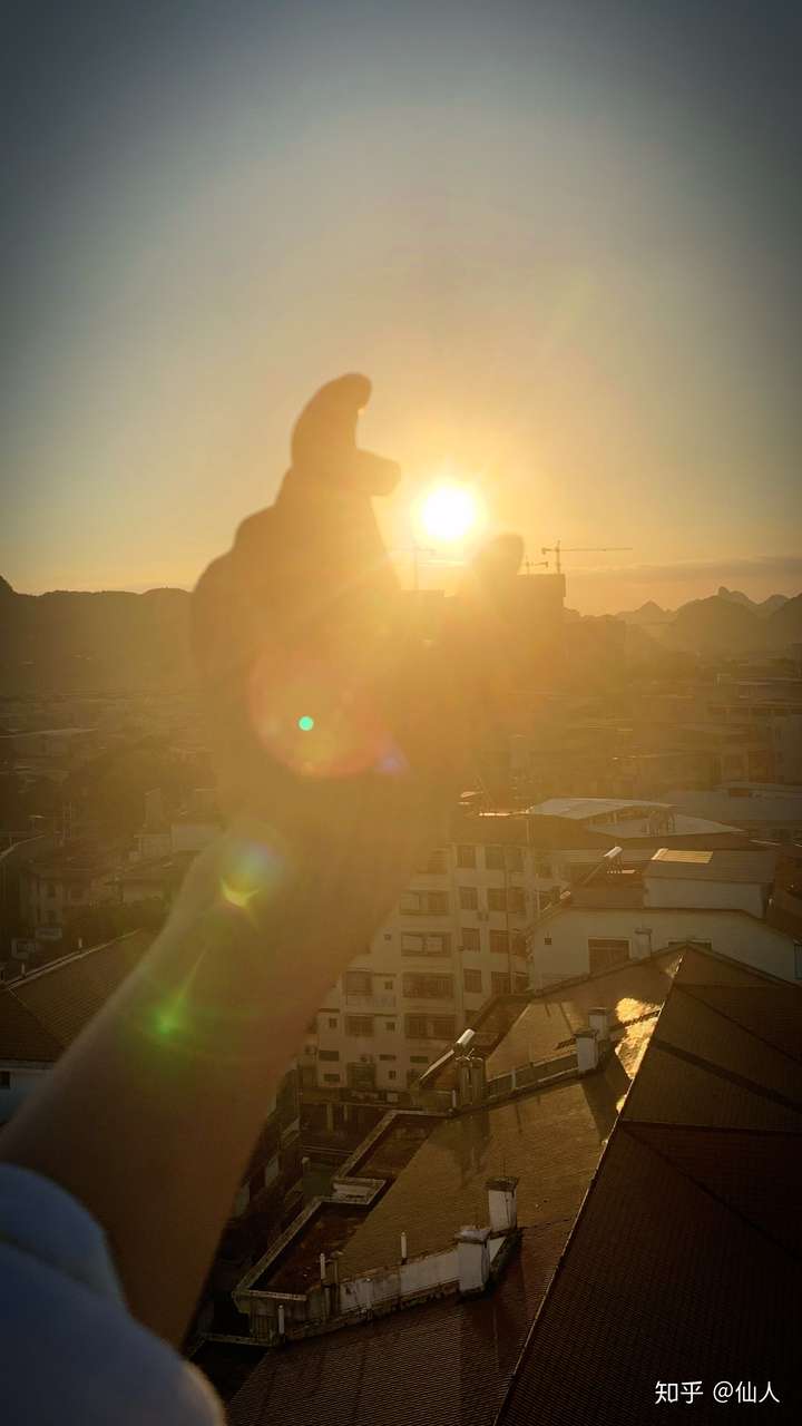 你说一个很活泼的人为什么喜欢一个人看日出和日落?