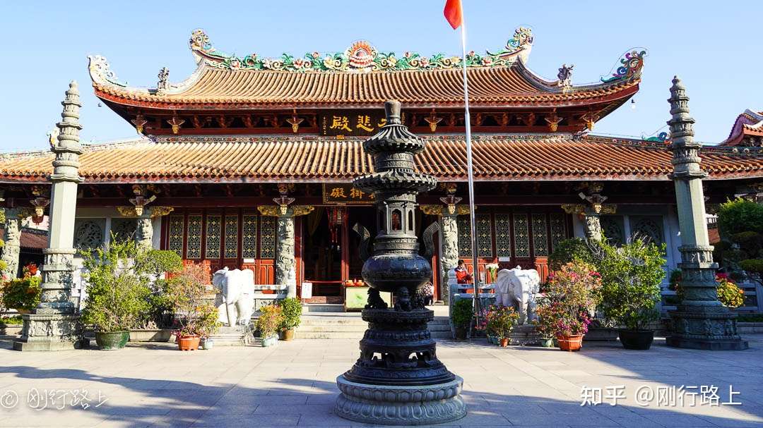 自古宝刹名寺多栖于高山茂林之中给人以神秘幽远之感然潮州开元寺却一