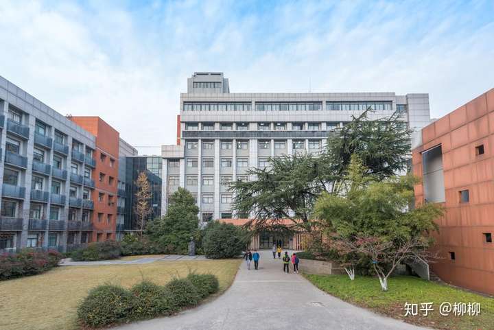 四川护理 职业学院,一共分两个校区,一个是龙泉小区,另一个是德阳