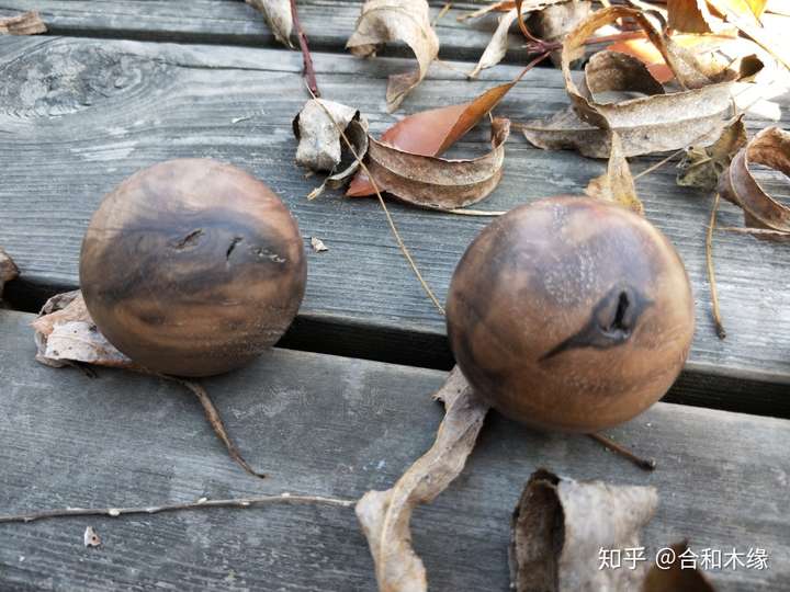 正面虽然有结点,但是是活结,背面虽然有死结,但不影响正面美观.