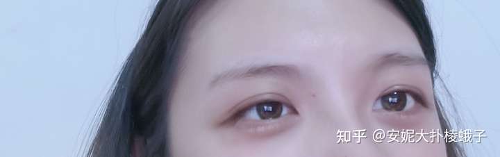 只能说是比较像桃花眼吧,不太标准,但是应该不是杏眼