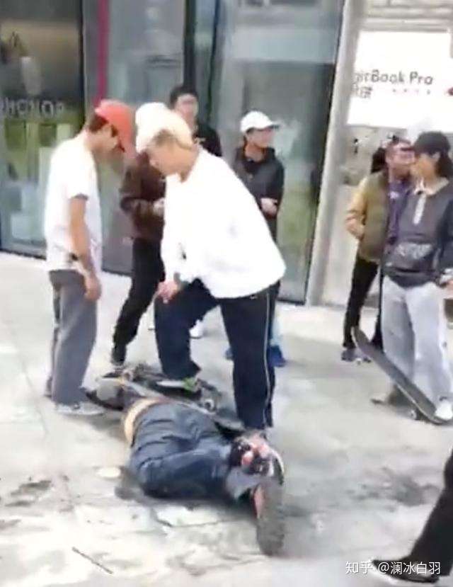 见义勇为制服坏人时用脚踩着坏人的头或者身子是否构成侮辱?