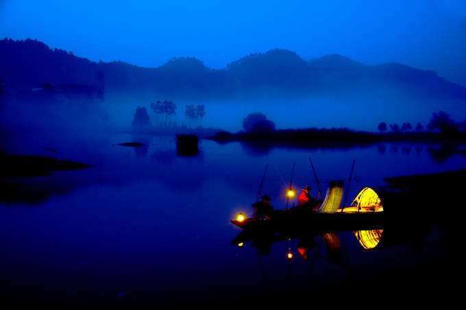 "姑苏城外寒山寺,夜半钟声到客船.