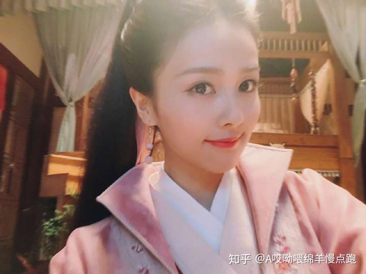 对比一下: 首先看一下马尾照片 以上是白鹿 以上是李沁 两位美女都有