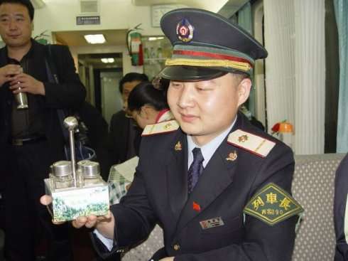 (马蛋,现在找个绿帽子列车长真难.看图源还是个假的?