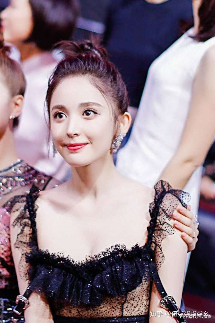 我的本命刘诗诗,也算同门师姐妹,赏心悦目,当时四小花旦合照,诗诗贴心
