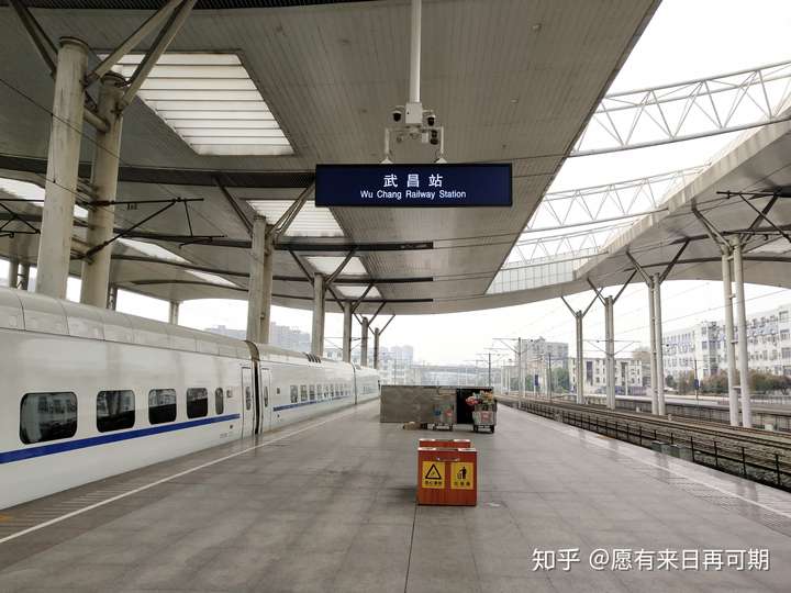 下面这张图由  @汉宜线上一条带鱼 提供,摄于武昌站.