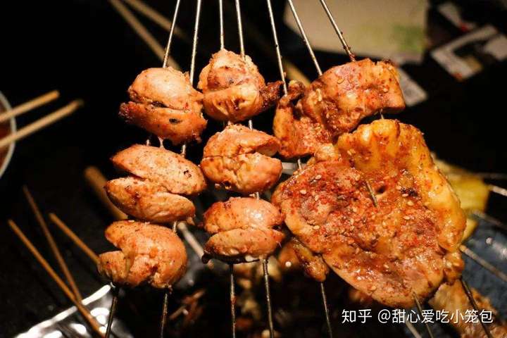 羊肉更常见,大名鼎鼎的烤羊肉串,这么多年一直是新疆的一张美食招牌