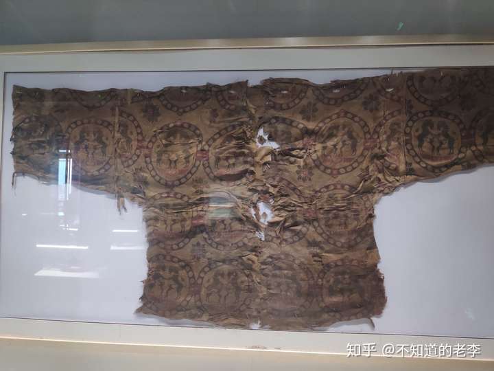 这件是最近看的博物馆的唐时期服饰,这个叫"古代人穿的服饰".