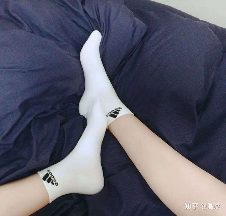 我基本都喜欢穿袜子睡觉,暖暖的,没有什么坏处,袜子只要不是嘞得太紧