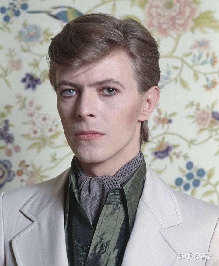 david bowie的眼睛的确是不同的颜色,起因源于david bowie十四岁,他