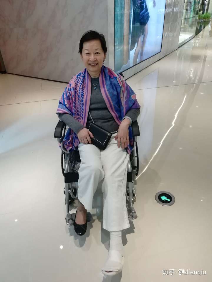伤口愈合结疤,不用换药,但肌腱没长好,要石膏固定,因此要用碘伏,医用