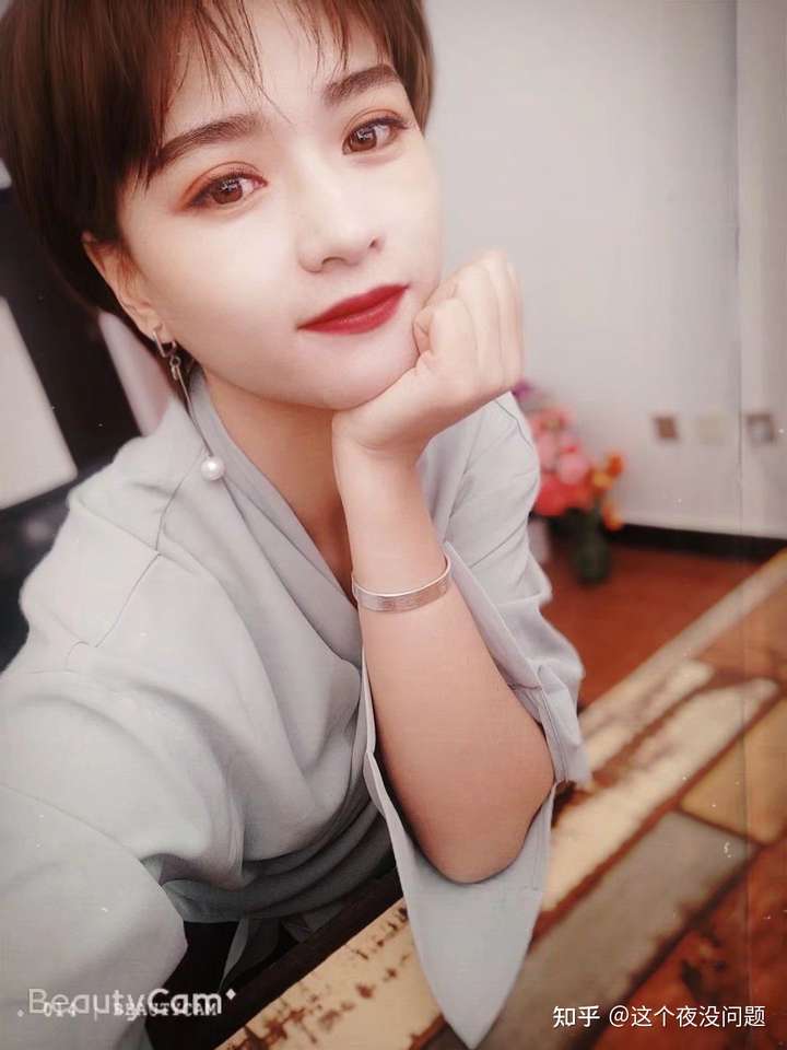 我老公说我短发很有气质.嗯.我也这么认为.现在我中长发了.