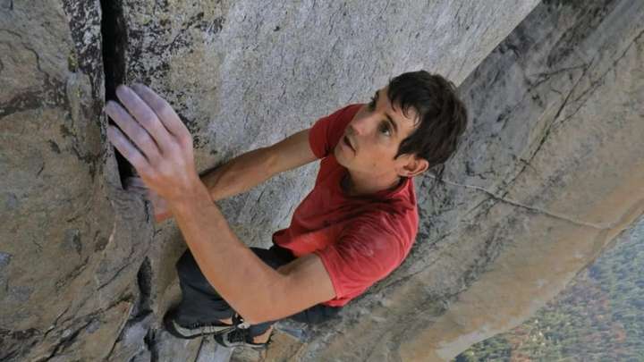 正在进行 徒手攀岩的人叫 alex honnold,他正在爬的是 酋长岩(el