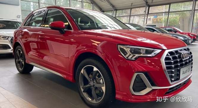 蓝色的这款是今天的主角奥迪q3 sportback 2.