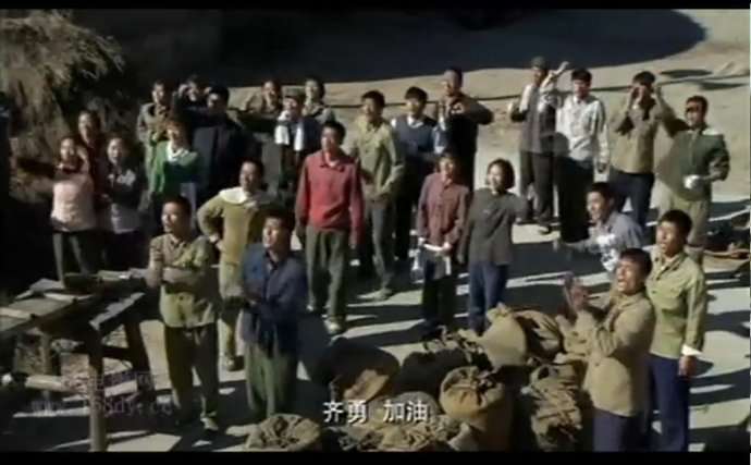 兵团知青扛粮食上囤像一场体育比赛,干活的少,看热闹的多 电视剧
