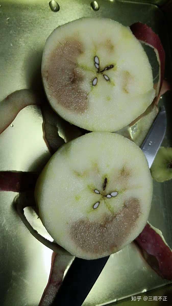 这个苹果表面没事 里面果肉却有暗褐色 是霉心病吗?