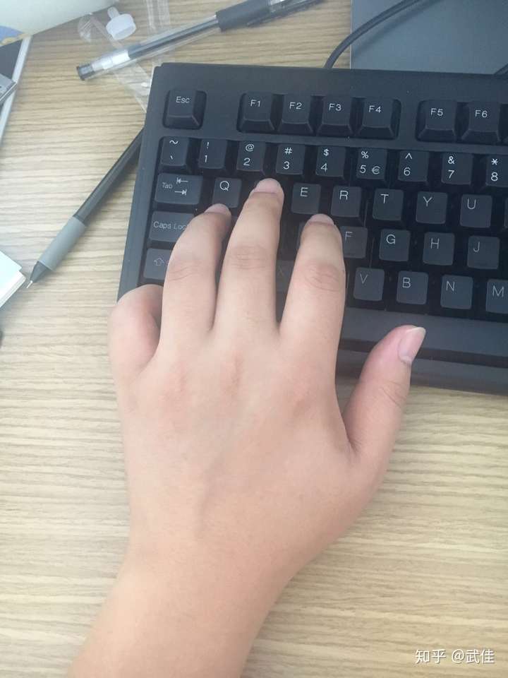 这是键盘侧放时候我手的姿势,同样看小拇指