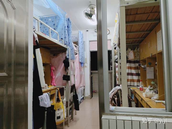我住的是四改六的宿舍,没有衣柜.