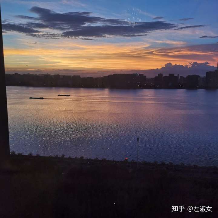 回云南拍到刚下过雨的天空 因为工作时间经常能看到四五点天刚亮的