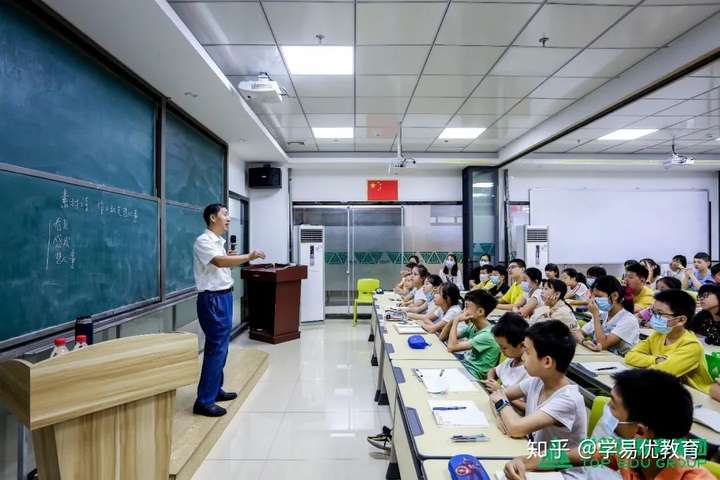 10月6日,学易优教育集团连续举行了两场大咖讲座"鬼才"蔡兴蓉讲