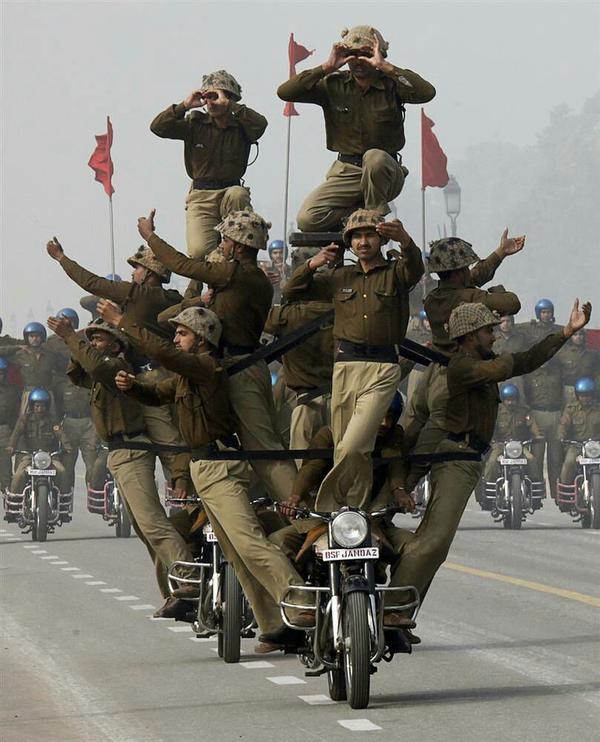 为什么印度阅兵的摩托车叠罗汉不能体现出印度的军事实力?