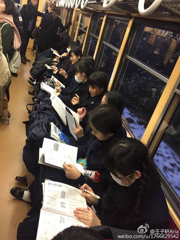 如何评价「日本学生机场候机时集体看书,没人玩手机」