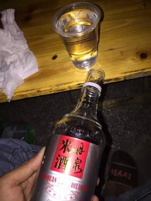 喝点闷酒,吃点好的