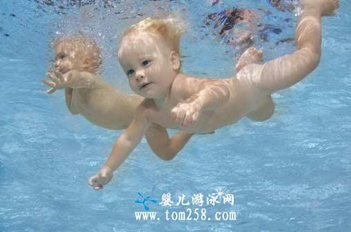 婴儿在泳池里不带泳圈游泳是不会呛水的吗?