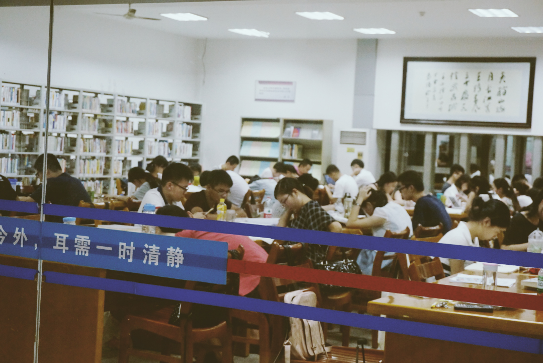 <em>女孩子</em>出门玩,<em>用单反还是微单</em>比较好?卡片机实