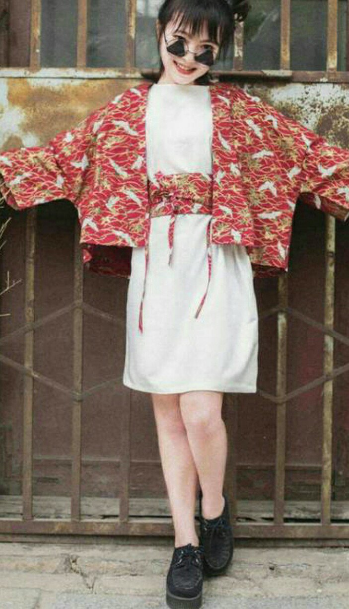 买了件<em>和服</em>防晒<em>开衫</em>,里面该<em>搭配</em>什么衣服呢?现