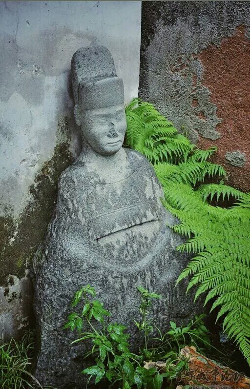 魏忠贤的生祠塑像据说五脏六腑有真实器官对应颜色的宝石制作,是那里